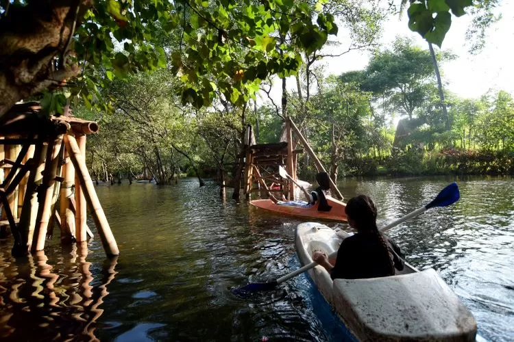 Diserbu Ribuan Pengunjung Selama Lebaran, Jembatan Cacalan Ambruk Akibatkan Satu Wisatawan Terluka