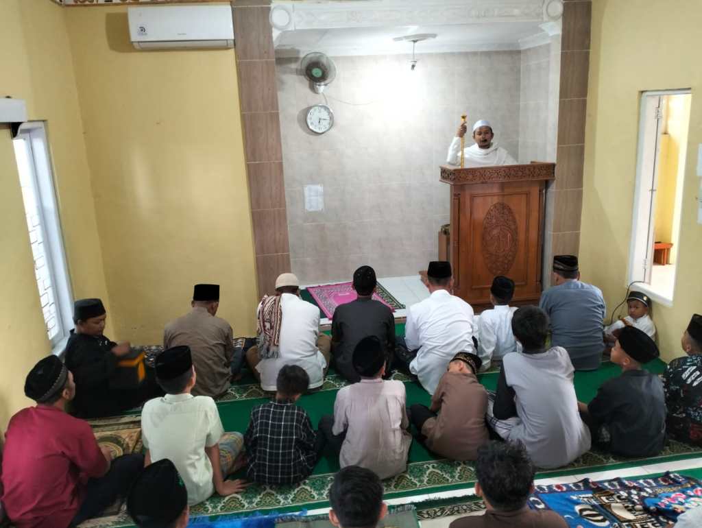 Khatib Ingatkan Pentingnya Saling Bersilaturahmi pada Shalat Idul Fitri di Mushola Ar-Rahman Perumahan Gedong Kertosari&nbsp;Residence