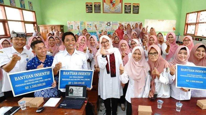 Bupati Ipuk Salurkan Insentif Total Rp 7,2 Miliar untuk 1.200 Guru PAUD di Banyuwangi –&nbsp;Tribunjatim.com
