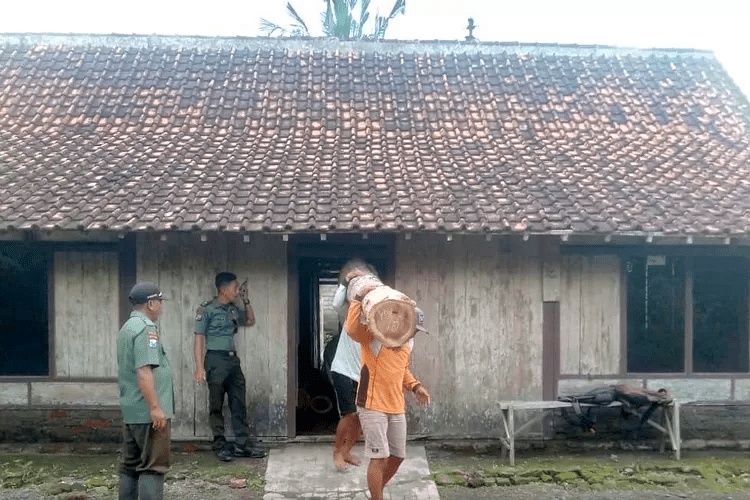Rumah Kosong di Desa Grajagan Banyuwangi Didatangi Polisi dan Polhutmob Perhutani: Kedapatan Simpan 17 Glondongan Kayu Jati&nbsp;Ilegal