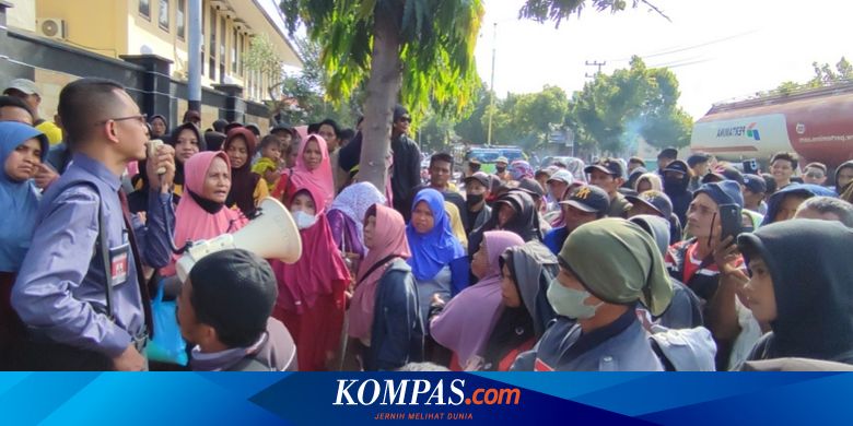 Massa Geruduk Mapolresta Banyuwangi Pertanyakan soal Penjemputan Paksa Warga&nbsp;Pakel