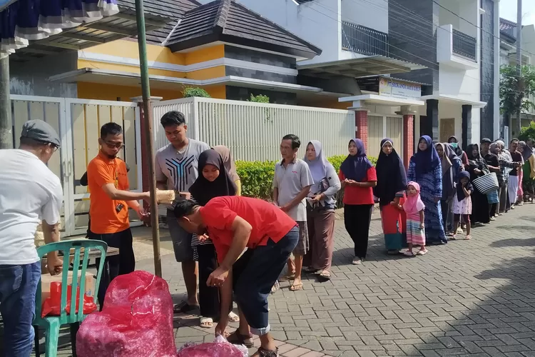 Idul Adha 1445 H, Warga Perumahan Madania Desa Genteng Wetan Banyuwangi Bagikan 1.200 Paket Kurban – Radar&nbsp;Banyuwangi