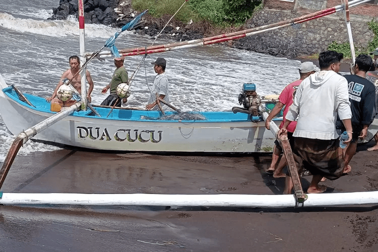 Perahu Tanpa Awak Bertuliskan Dua Cucu Menepi di Perairan Pacemengan: Pemiliknya Diduga Jatuh ke&nbsp;Laut