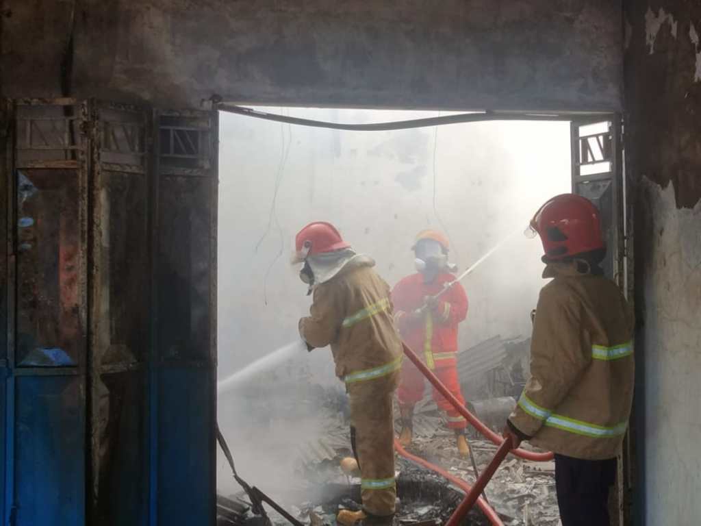 Niat Hati Bakar Sarang Semut, Salon Kecantikan di Kecamatan Srono Ludes Diamuk Si Jago&nbsp;Merah