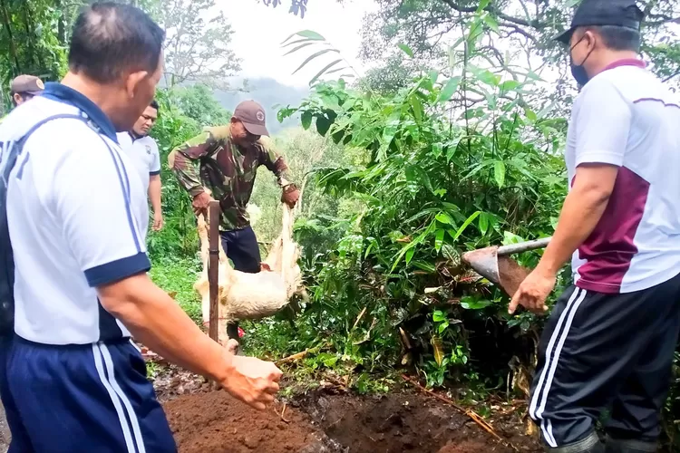 Asal Usul Bangkai 29 Ekor Kambing di Lereng Gunung Gumitir Banyuwangi Akhirnya Terjawab: Hewan Kurban yang Akan Dikirim ke&nbsp;Jakarta