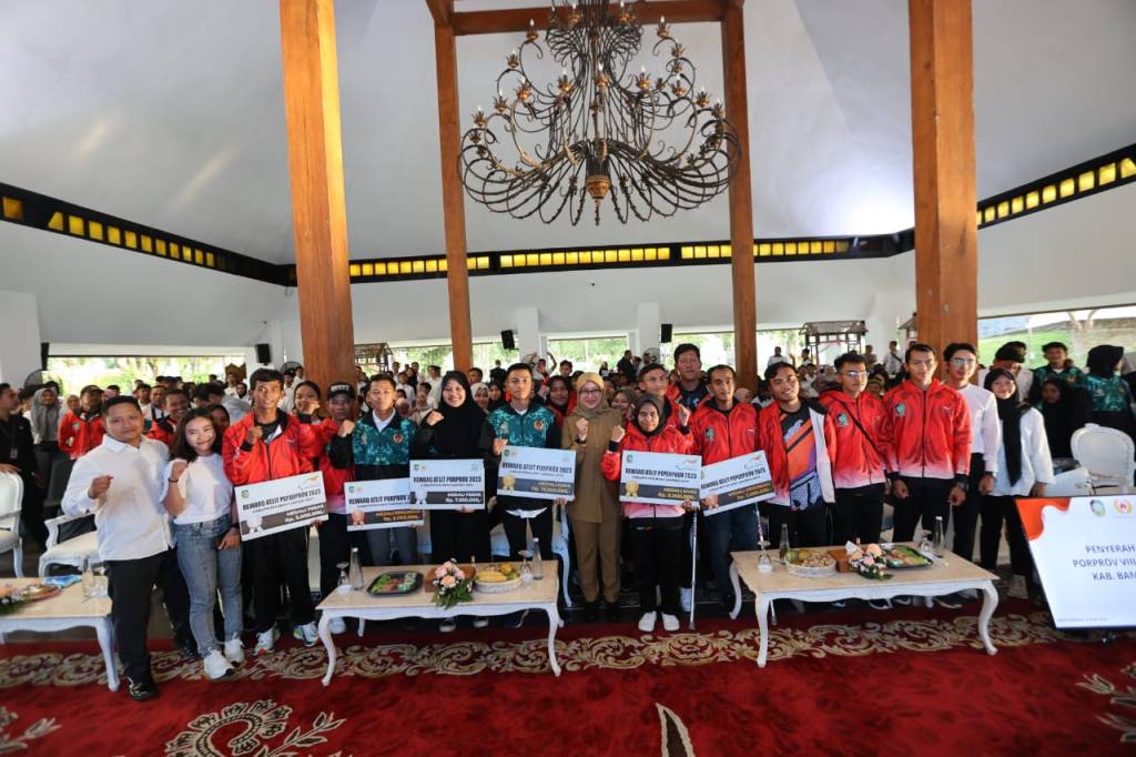 Serahkan Bonus, Bupati Ipuk Juga Akan Fasilitasi Beasiswa untuk Atlet&nbsp;Berprestasi