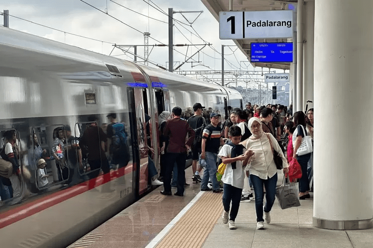 Masyarakat Perlu Tahu, Ini Bahaya Bermain Layang-layang Dekat Jalur Kereta&nbsp;Cepat