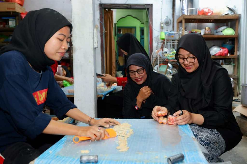 Berdayakan Pasien ODGJ, Usaha Rumahan Kue Kacang di Banyuwangi Beromset Ratusan&nbsp;Juta