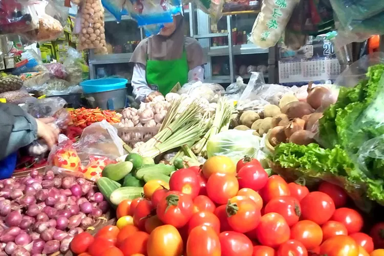 Keteteran Dihantam Cuaca, Harga Pedesan di Pasar genteng Banyuwangi Jadi Melejit: Harga Tomat Malah Terus Ndelosor