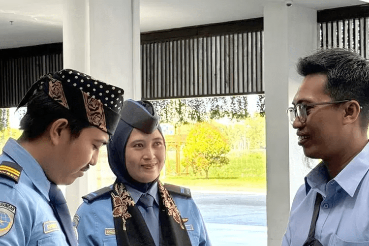 Terapkan Program KaBayan, Karyawan Bandara Banyuwangi Sambut Penumpang dengan Busana&nbsp;Adat