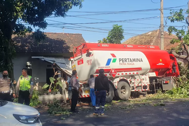 Truk Pertamina Seruduk Rumah Warga Desa Ketapang Banyuwangi: Sopir Terindikasi&nbsp;Ngantuk