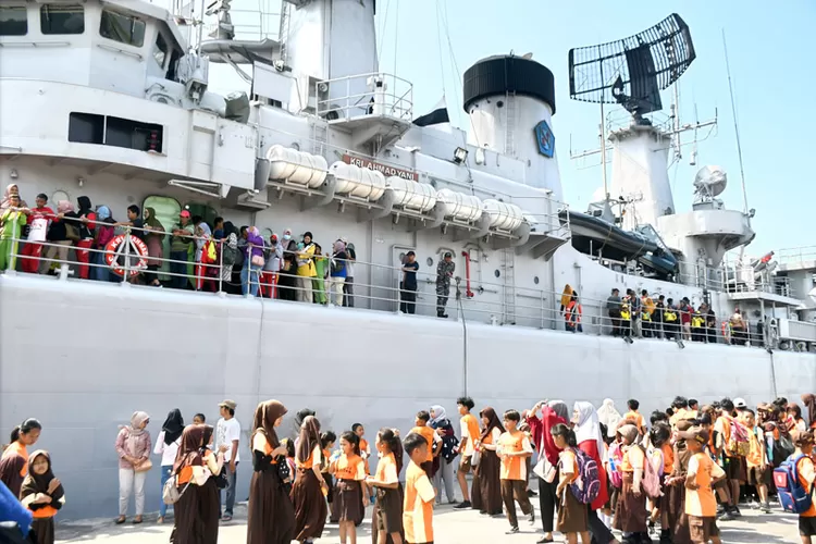 Sandar di Banyuwangi, KRI Ahmad Yani-351 ‘Diserbu’ Anak-Anak: Kesempatan Langka Melihat Alutsista Kapal Perang dari Dekat