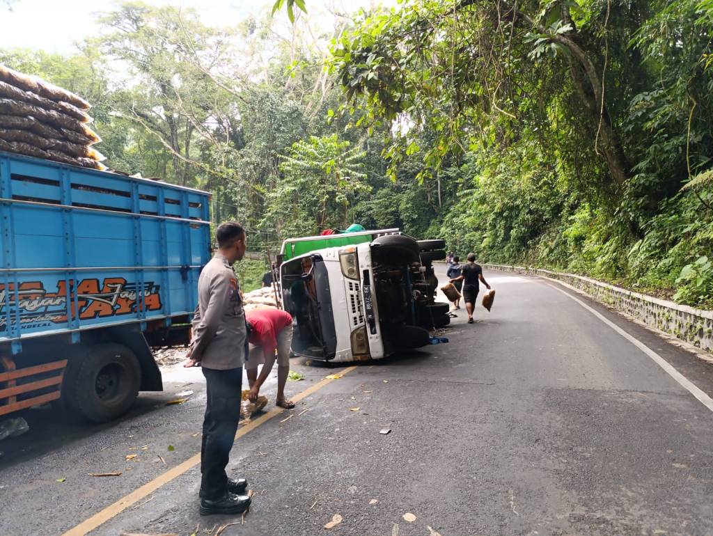 Kecelakaan Lalu Lintas di Gunung Gumitir: Truk Pengangkut Kerupuk&nbsp;Terguling