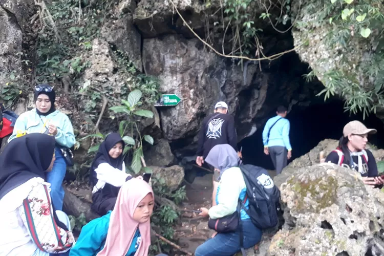 Peringati 1 Suro, Pengunjung TN Alas Purwo Membludak: Gua Istana Jadi Primadona Jujukan Tirakatan