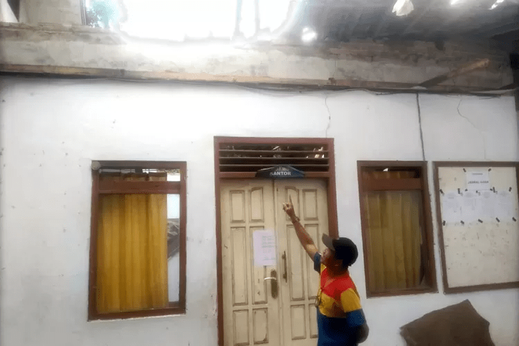 Dihantam Hujan Deras Pada Dini Hari, Atap Ruang Guru SDN 2 Temuasri Banyuwangi Langsung Roboh: Tak ada Korban Jiwa, Kerugian Ditaksir Rp 100&nbsp;Juta