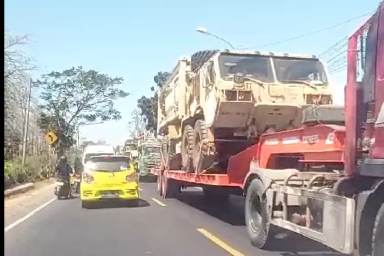 Jelang SGS 2024, Peralatan Tempur Amerika Diangkut Truk Dari Tanjung Wangi Banyuwangi Bergerak Menuju Asembagus&nbsp;Situbondo