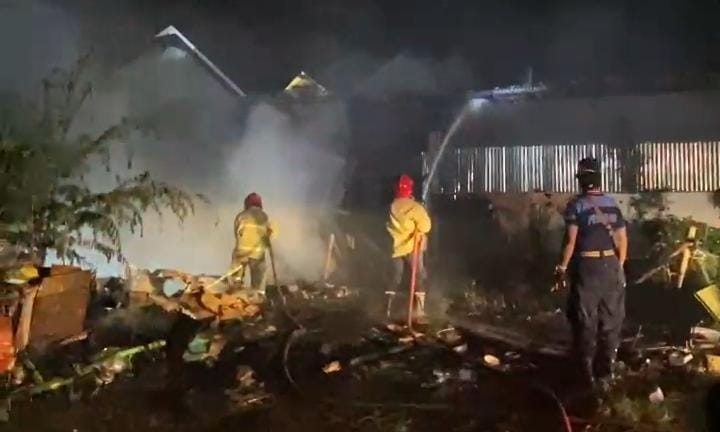 Akibat Bakar Sampah, Kobaran Api Hanguskan Gudang Konsen dan Tempat Rongsokan di&nbsp;Banyuwangi