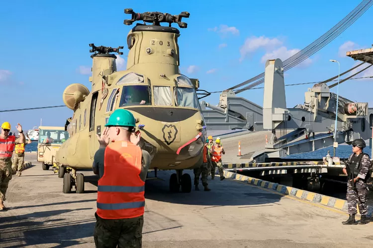 Kapal Kargo Amerika Merapat ke Pelabuhan Tanjung Wangi: Turunkan Kendaraan Tempur, Ikuti Latgabma, Sebagian Digeser ke Batalyon 515&nbsp;Pakistaji