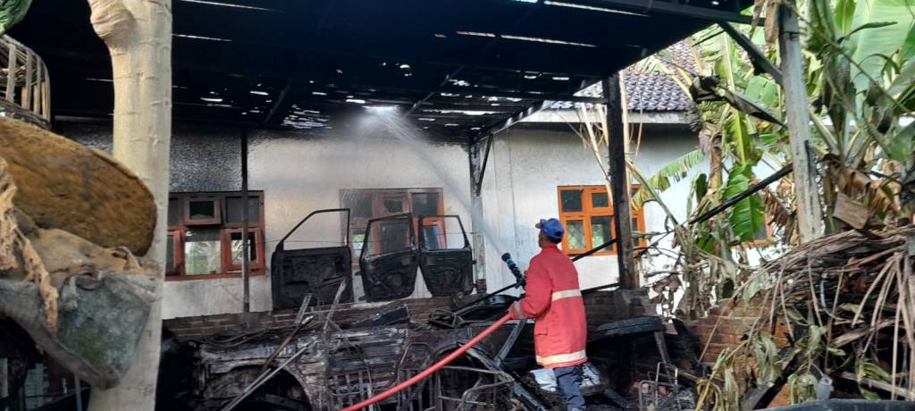 Sembrono Bakar Sampah, Satu Gudang Bengkel Mobil Habis Dilahap Api di&nbsp;Puwoharjo