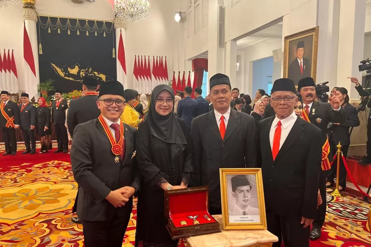 Penggubah Selawat Badar KH Ali Mansur Raih Bintang Budaya Parama Dharma dari Presiden: Karyanya Menjadi Lagu Penyemangat dalam Fase-Fase Heroik&nbsp;Bangsa