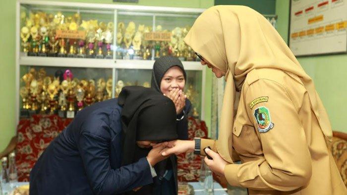Senyum Anak Nelayan Terharu Jadi Sarjana Pertama di Keluarga, Kini Mengajar: Seperti Keajaiban –&nbsp;Tribunjatim.com