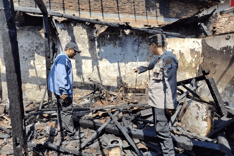 Korsleting Listrik, Rumah Kontrakan di Panderejo Banyuwangi Terbakar, Perabotan dan Sepeda Motor Gosong – Radar&nbsp;Banyuwangi