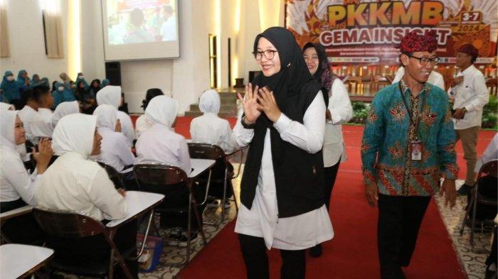 Beri Motivasi Ratusan Mahasiswa Baru STIKES Banyuwangi, Ipuk Ingatkan Penguasaan Skil dan Kompetensi –&nbsp;Tribunjatim.com