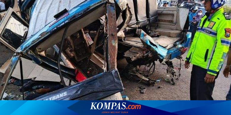 Kecelakaan Maut di Banyuwangi, Penumpang: Bangun-bangun, Elf Sudah Jadi&nbsp;Peyek