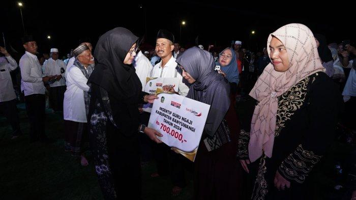 Bupati Ipuk Serahkan Insentif untuk 14 Ribu Lebih Guru Ngaji di Banyuwangi –&nbsp;Tribunjatim.com