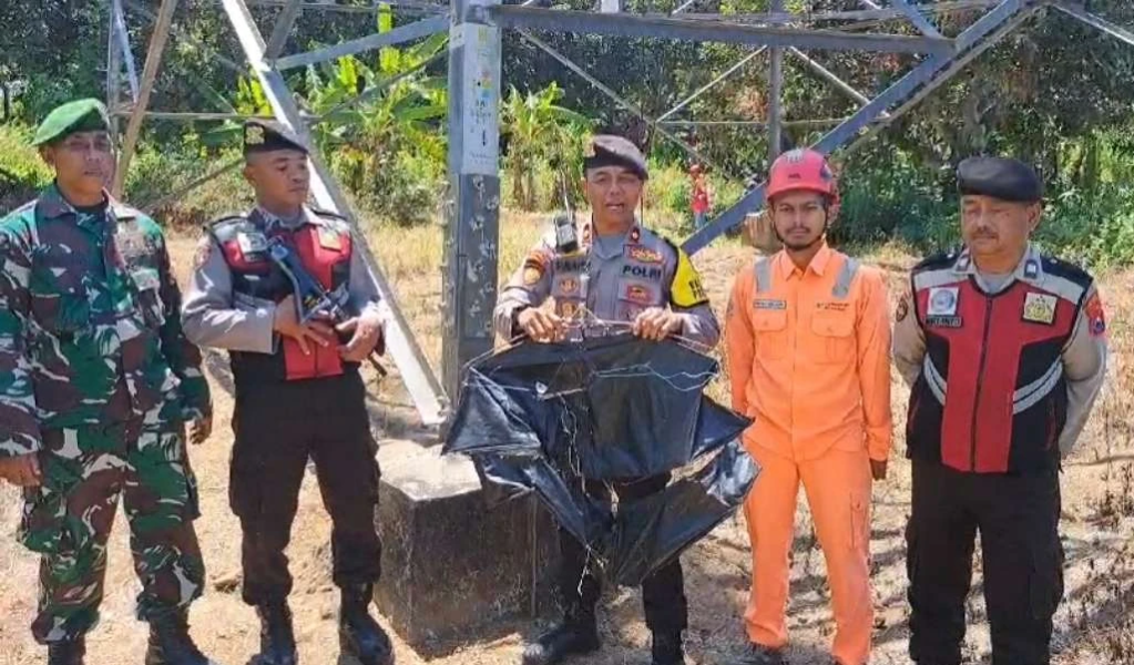 Layangan Tersangkut Tower Listrik Picu Percikan Api, Nyaris Ganggu Suplai Listrik ke&nbsp;Bali