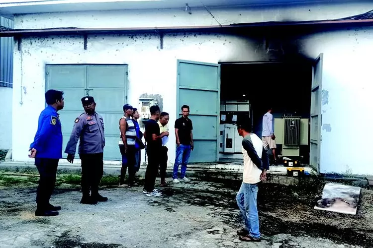 Terjadi Ledakan di Trafo Panel Listrik, Gudang Beras di Kabat Banyuwangi&nbsp;Terbakar