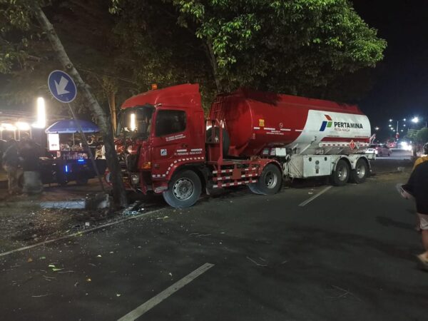 Sopir Mengantuk, Truk Tangki Pertamina Kehilangan Kendali dan Seruduk&nbsp;Avanza