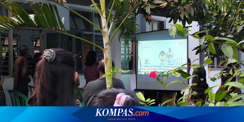 Melihat dari Layar, Umat Katolik Banyuwangi Terharu Ikut “Live Streaming” Misa Agung Paus&nbsp;Fransiskus