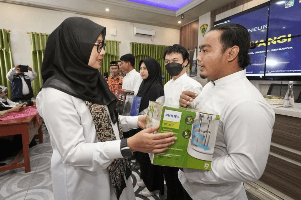 Pemkab Banyuwangi Berikan Bantuan Alat Usaha Bagi Lulusan&nbsp;SMK