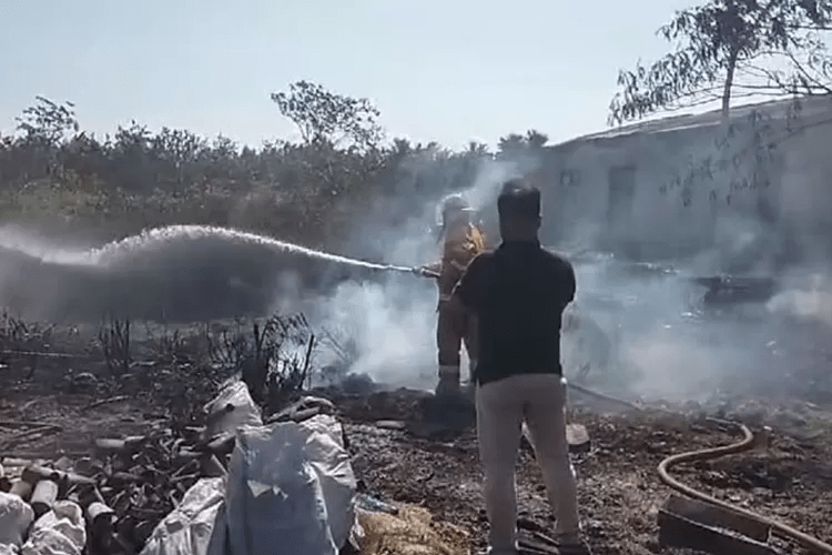 Bakar Sampah Sembarangan, Lahan Kosong dan Mess Karyawan Pabrik di Muncar Ikut&nbsp;Gosong