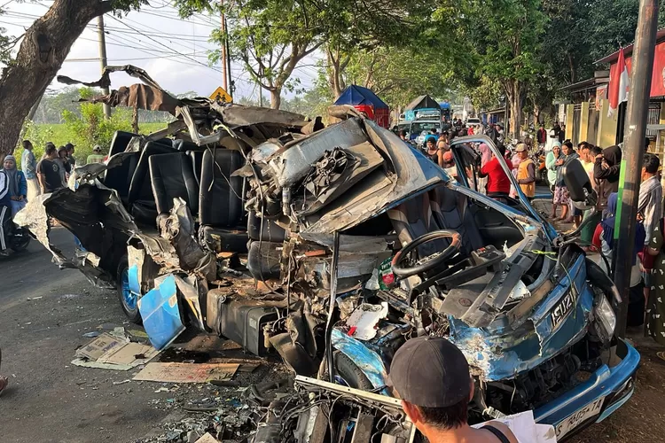 Breaking News: Dua Mobil Travel Tabrak Towing di Jalan Bangsring, Enam Orang&nbsp;Tewas