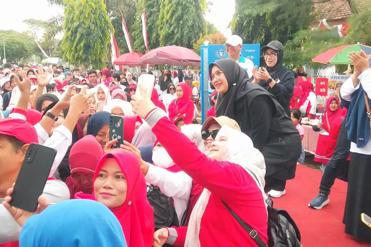 Peringatan Seperempat Abad Kelurahan Tamanbaru Banyuwangi, Bupati Ipuk Lepas Ribuan Warga Jalan Sehat&nbsp;Bersama