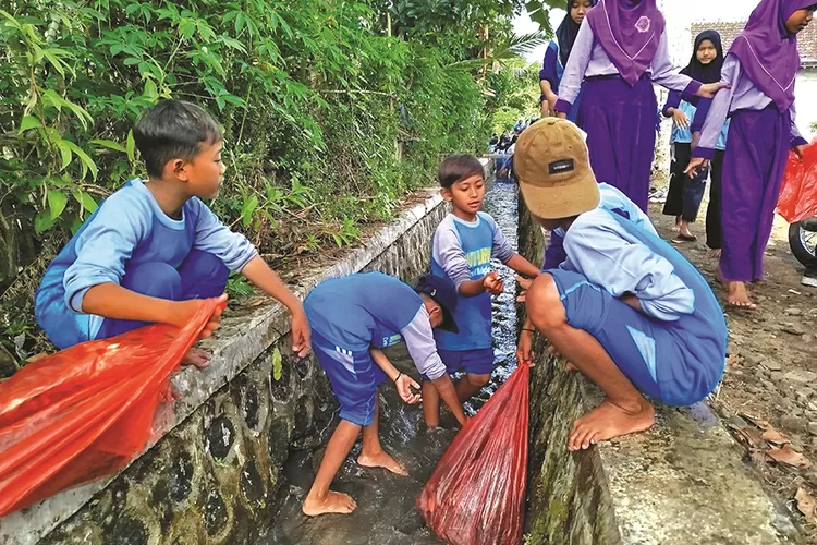 Siswa di Banyuwangi Gotong Royong Jaga Aliran Sungai, Manfaatkan Sampah Jadi Barang&nbsp;Ekonomis